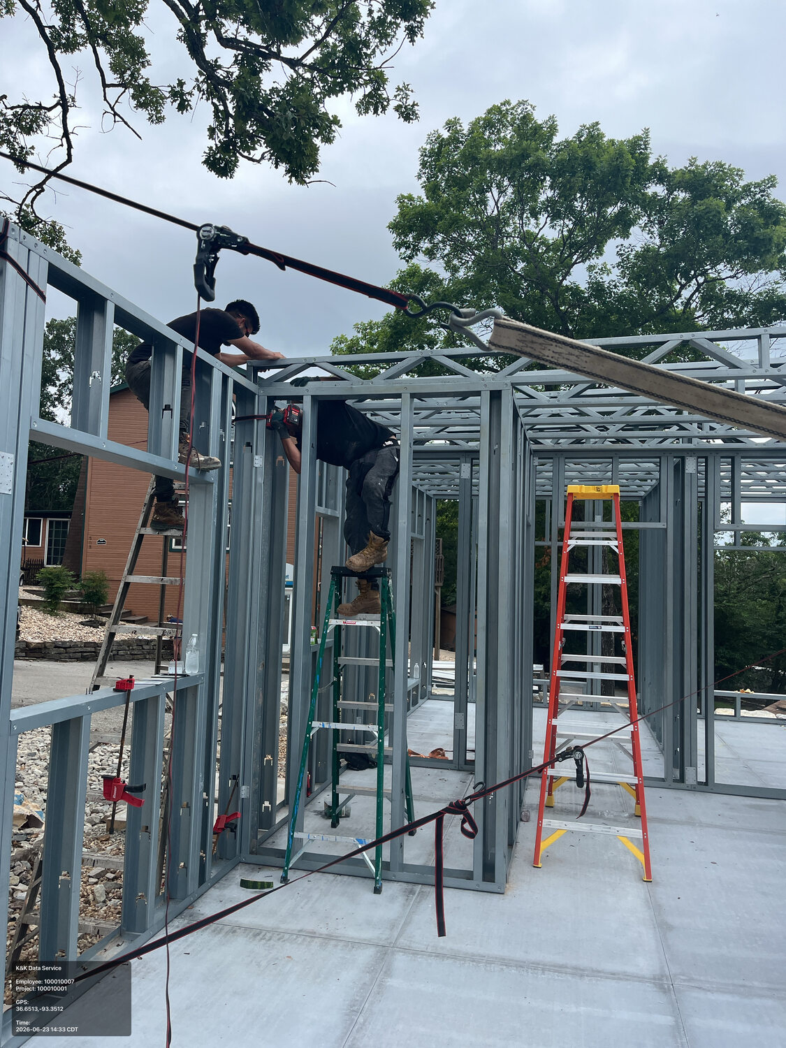 Steel wall and roof structure connected on site