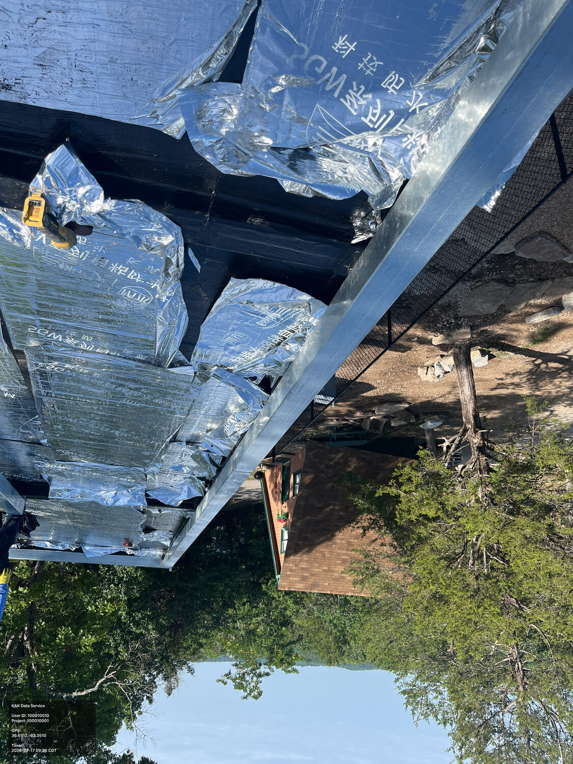 Continuous reflective insulation layer outside the steel structure